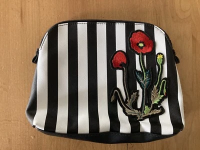 Bolsa de cosméticos Nordstrom a rayas con bordado de flores rojas Foto 1 de 4