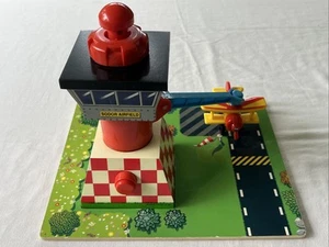 Thomas & seine Freunde Holzeisenbahn Zug SODOR AIRFIELD mit Tigermotte 2001 EUC - Bild 1 von 9
