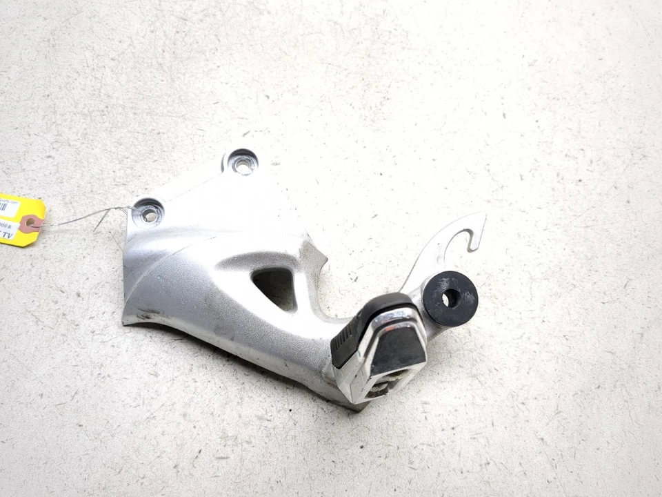 08-18 Suzuki Hayabusa GSX1300R Clavija de pie trasero izquierdo pasajero 298971 Foto 1 de 4