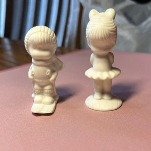 Mini weiße Porzellanfigur Skifahrer Junge und Geschenk Mädchen - Bild 1 von 7