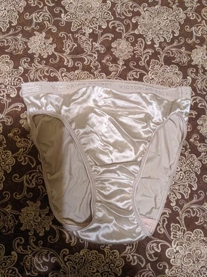 Bragas breves vintage de satén de segunda piel de Victoria's Secret talla mediana Foto 1 de 4