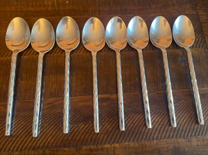 PIER 1 CALDERA 18/8 EDELSTAHL OVAL SUPPENLÖFFEL GEWELLTER GRIFF SET MIT 8 LÖFFELN - Bild 1 von 9