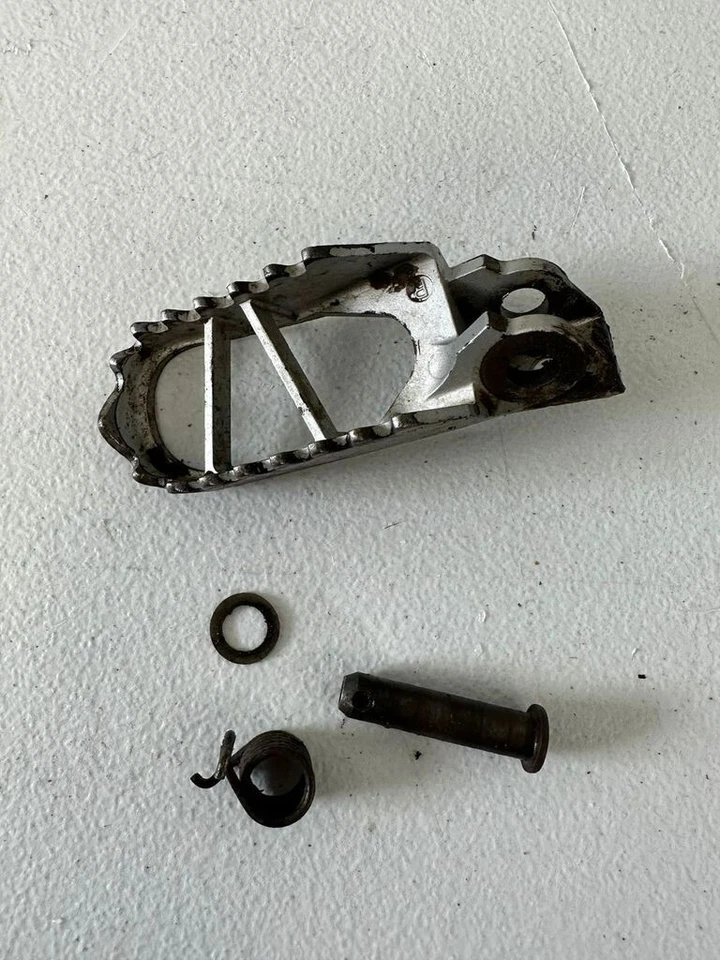 Kawasaki KX85 2012 R.H montaje de clavija 34028-1499-CE KX100 KX112 2020 2021 Foto 1 de 1