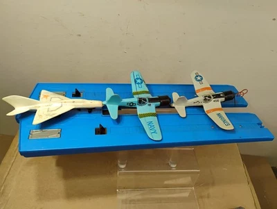 Vintage 1975 Mattel Toys USA Flying Aces Flight Deck Airplane Shooter w/3 planes - Image 1 of 4