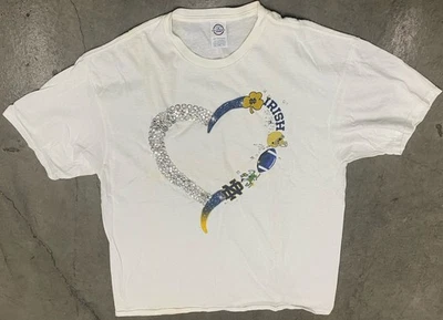 Camiseta Notre Dame Fighting Irish para mujer deslumbrada blanca talla corazón extra grande Foto 1 de 3