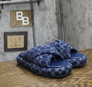 Coach Penelope Signature C Sandal in Signature Denim CAU91 Deep Blue 8.5B - Foto 1 di 12