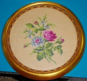 Finished & Framed Sampler of Maroon & Blue Flowers & Buds, 1974 - Bild 1 von 2