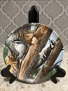 Edwin M. Knowles China Co The Downy Woodpecker 1987 placa redonda firmada por KevinDanie - Imagen 1 de 3