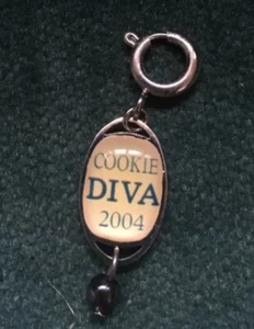 Girl Scouts Of America Retired Cookie Diva 2004 Charm Insignia New - Picture 1 of 2