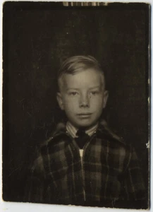 SÜSSER ERNSTHAFTER ERWACHSENER REIF AUSSEHENDER SOMMERSPROSSIGER JUNGE mit KARIERTER JACKE & KRAWATTE PHOTOBOOTH - Bild 1 von 1
