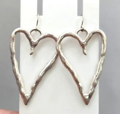 Pendientes colgantes en forma de corazón tono plata - 2" Foto 1 de 2