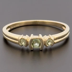 9ct Yellow Gold Peridot Three Stone Ring Size N Hallmarked - Picture 1 of 10