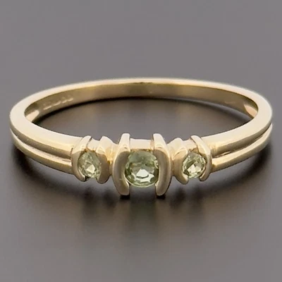 9ct Yellow Gold Peridot Three Stone Ring Size N Hallmarked - Image 1 of 4