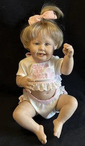 Vintage 1998 Ashton Drake süß wie ein Knopf Hartplastik Puppe Mädchen 14 Zoll - Bild 1 von 18