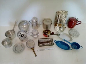 DINETTE DE POUPEE 20 PIECES ALUMINIUM TOLE EMAILLEE MOULIN A LEGUMES MLB - Picture 1 of 3