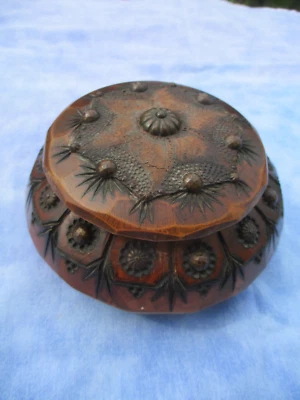 grande boîte de bois sculpté gravé et clouté ancienne 1930-1950 Briançon - Photo 1/4