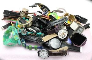 Lot Of 4.2 POUNDS MIX WRISTWATCHES UNTESTED - Picture 1 of 7