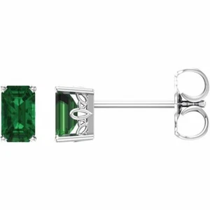 Pendientes de esmeralda creados por Chatham® en oro blanco de 14 K - Imagen 1 de 2
