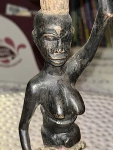 Afrikanische Primitive Kunst Fruchtbarkeit handgeschnitzte Frau mit Kindern - Bild 1 von 16