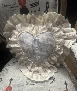 Vintage herzförmiges Kissen Landhausstil Oma Kern babyblau und elfenbeinfarben 11 Zoll - Bild 1 von 14