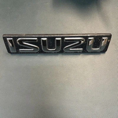 Isuzu Trooper 1998-2002 parrilla delantera emblema insignia logotipo placa de identificación 897178 9440 Foto 1 de 4