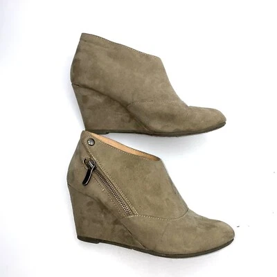 Zapatos botines de cuña Valerie de gamuza tostada color topo de lavandería china para mujer 6 Foto 1 de 4