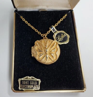 Medallón redondo de colección chapado en oro de 18 quilates de 1" con diseño de mariposa texturizado en cadena de 17" Foto 1 de 4