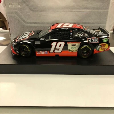 Martin Truex Jr. #19 Reserva 2021 Camry 1:24 C192123RSRMT 1 de 504 Foto 1 de 4