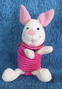 *2145* Piglet - Slinky plush 2003 - Winnie The Pooh Piglets Big Movie Disney - Picture 1 of 4