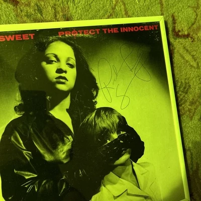 AUTOGRAPHED RACHEL SWEET LP Protect The Innocent WHITE FRAMEw/cover & LP 👀 Foto 1 de 4