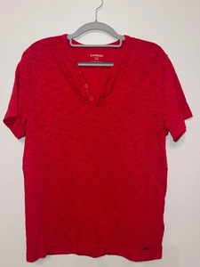 Camiseta Express Para Hombre M Roja Manga Corta Corte Bajo Cuello en V Abotonada - Imagen 1 de 4