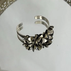 Brenna Klassen- Glanzer Sterling Silver Cuff Bracelet Fabricated Silver Pods - Imagen 1 de 10