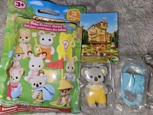 BOLSO CIEGO CALICO CRITTERS BEBÉ SERIE EXTERIOR Adelaide Koala con mochila azul - Imagen 1 de 7