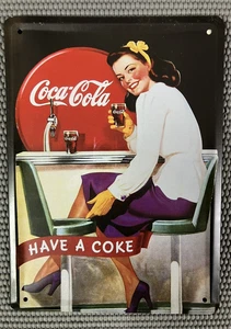 Coca-Cola Werbeschild aus Metall. Habe eine Cola. Girl At Soda Bar.  8,5"x 6" - Bild 1 von 2