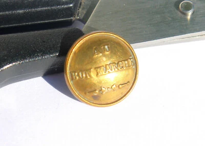 RARE BOUTON UNIFORME ANCIEN - AU BON MARCHE - DUGOUR – PARIS? - D:16mm - Photo 1/2