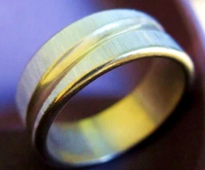 ☼ Ring Edelstahl silberfarbig matt und goldfarben schräg verlaufender Streifen - Bild 1 von 2