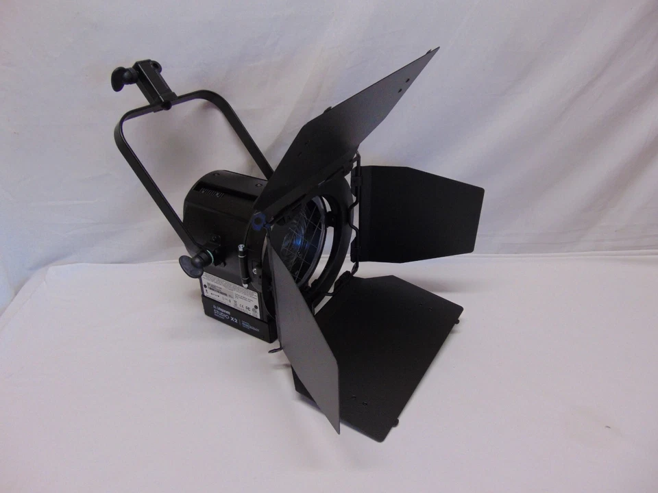 QuartzColor LitePanels Studio X2 DayLight 60 Watt Fresnel - Image 1 of 4
