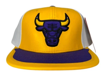 Gorra Mitchell & Ness NBA Chicago Bulls Día Uno Amarilla y Púrpura Snapback Foto 1 de 4