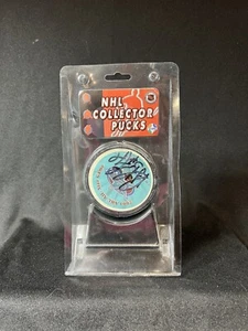 Ray Bourque firmato 2001 NHL All-Star Game Puck Colorado Avalanche autografato - Foto 1 di 6
