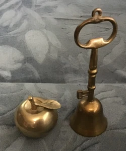 Dos campanas de latón vintage: manzana y llave - Imagen 1 de 3