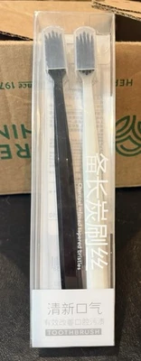 Cepillos de dientes blancos y negros con cerdas cónicas con infusión de carbón 2 piezas. - A2000 - Imagen 1 de 4