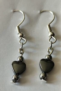 Orecchini pendenti in acciaio con ematite argento ed ematite nero forma cuore. - Foto 1 di 4