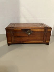 Vintage Schmucktruhe aus Holz - Metallgriffe, Riegel & Scharnier - Bild 1 von 8