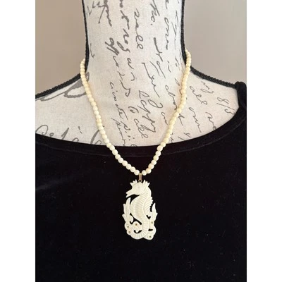 Collar Lucita Marfil Broche Vida Marina Caballito de Mar Tallado Vintage Foto 1 de 4