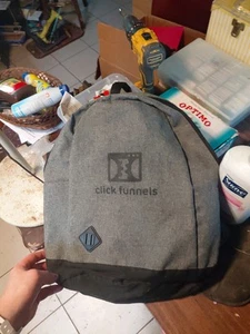 Mochila Click Funnels gris/negro tiene agujeros - Imagen 1 de 6
