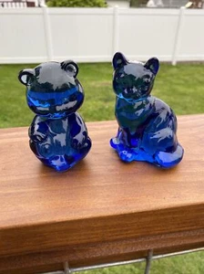 Pesas de papel translúcido azul cobalto Fenton para gato y oso - Imagen 1 de 5