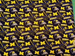 UNIVERSITA' DI MICHIGAN WOLVERINES NUOVO DESIGN SPORTIVO NUOVO 1/2 IARDA 100% COTONE - Foto 1 di 5