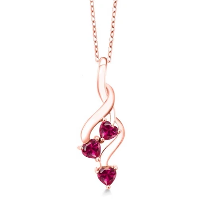 Colgante de plata enchapado en oro rosa de 18 quilates con cadena con rubí creado rojo de 0,90 quilates Foto 1 de 4