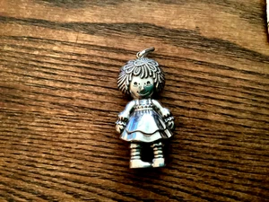 Großer 1975 Bobbs Merrill Sterlingsilber Raggedy Ann 3D Anhänger - Bild 1 von 5