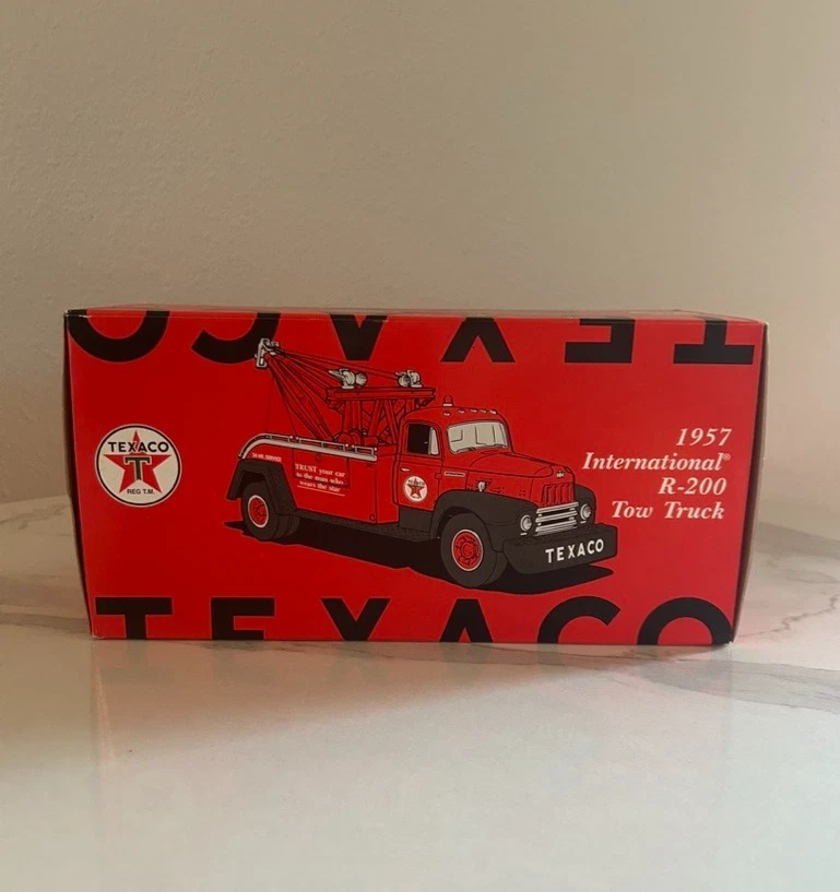 First Gear Texaco Star Dealer 1957 International R-200 Tow Truck 18-2160 - Image 1 of 4